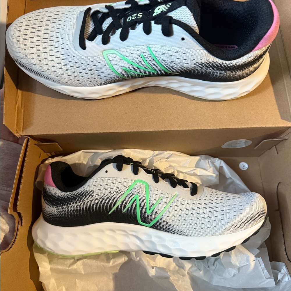New Balance Grey and Green Running Shoes 520v8 - Picture 2 of 3